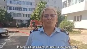 VIDEO Acoperișul unui bloc din Piatra Neamț a fost mistuit de flăcări. Pompierii au oprit cu greu extinderea focului